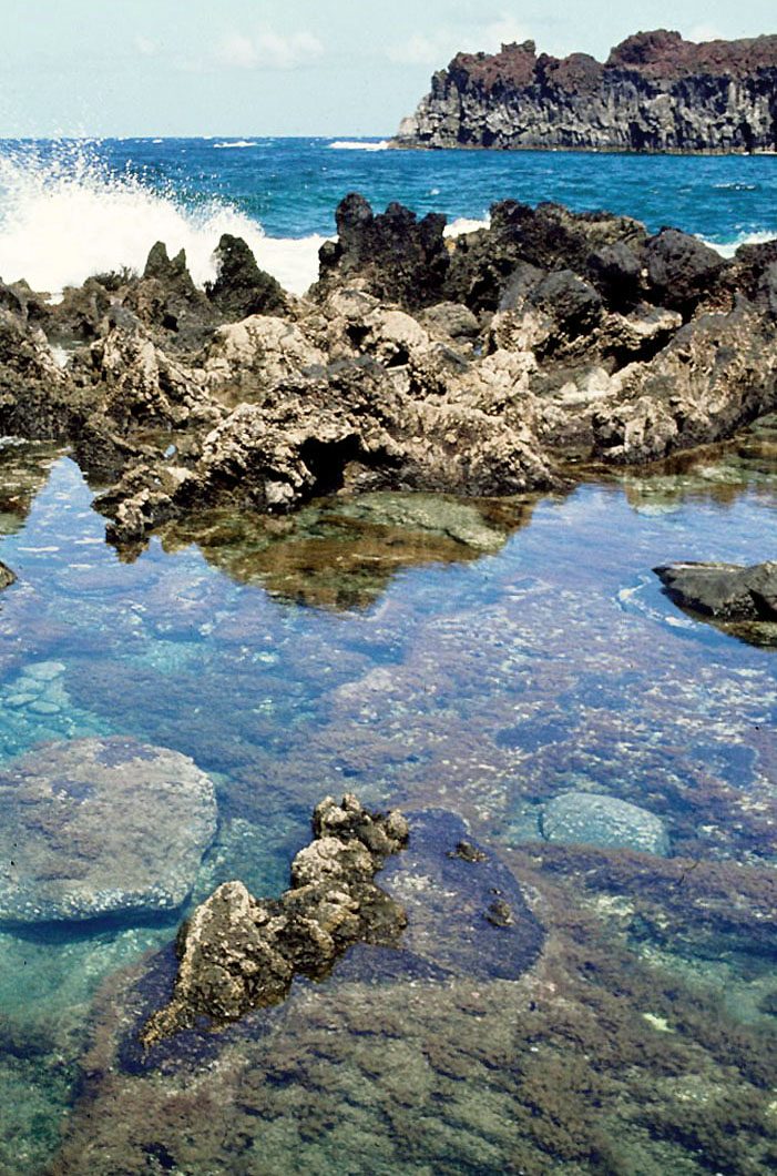 Vistas de la costa volcánica de El Hierro, la isla más salvaje de Canarias