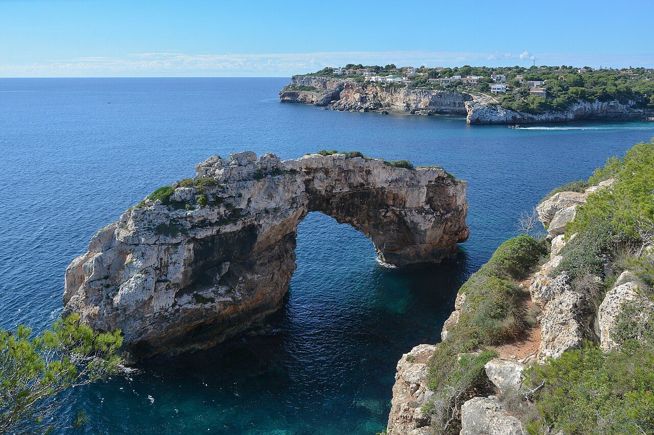 El arco natural de Es Pontàs, uno de los grandes atractivos que ver en Cala Figuera