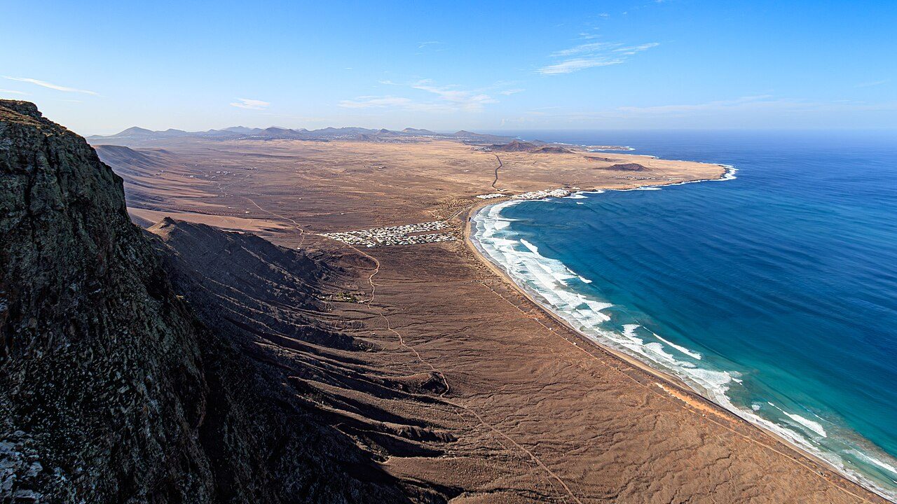 La playa de Famara con el Risco al fondo, la imagen más icónica que ver en Caleta de Famara