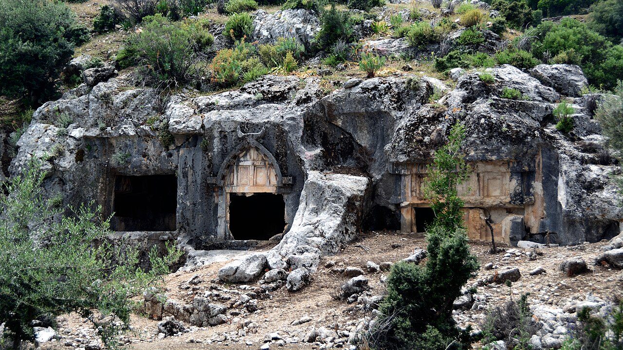 Las tumbas licias talladas en la roca son parada obligada de qué ver en Fethiye