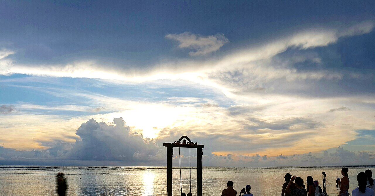 El atardecer con columpios sobre el mar, imprescindible de qué ver en Gili Trawangan