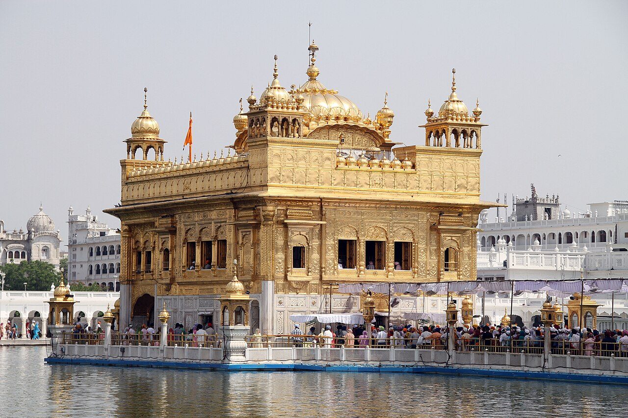 El Templo Dorado de Amritsar reflejado en el estanque sagrado, lo imprescindible que ver