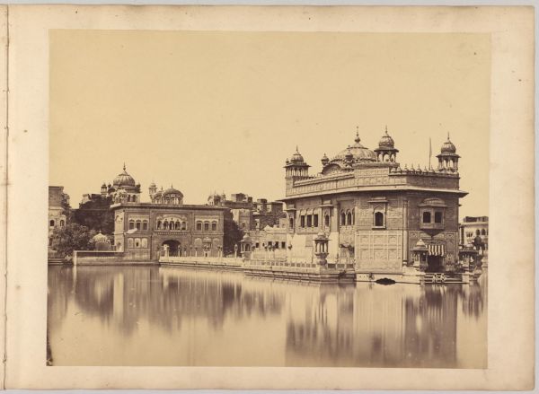 El Templo Dorado de Amritsar reflejado en el estanque sagrado, lo imprescindible que ver