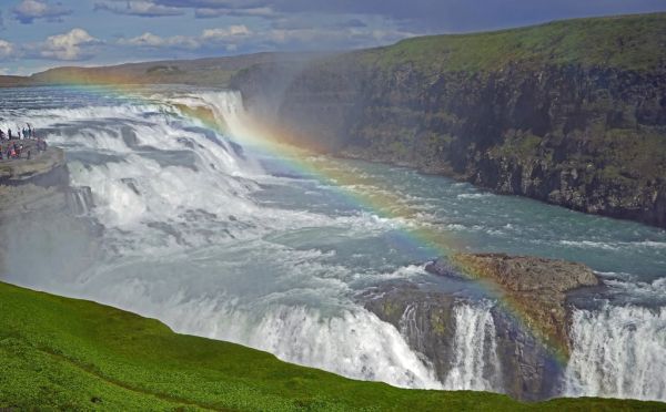 Qué ver en Gullfoss: la cascada dorada cayendo en dos escalones hacia el cañón del río Hvítá