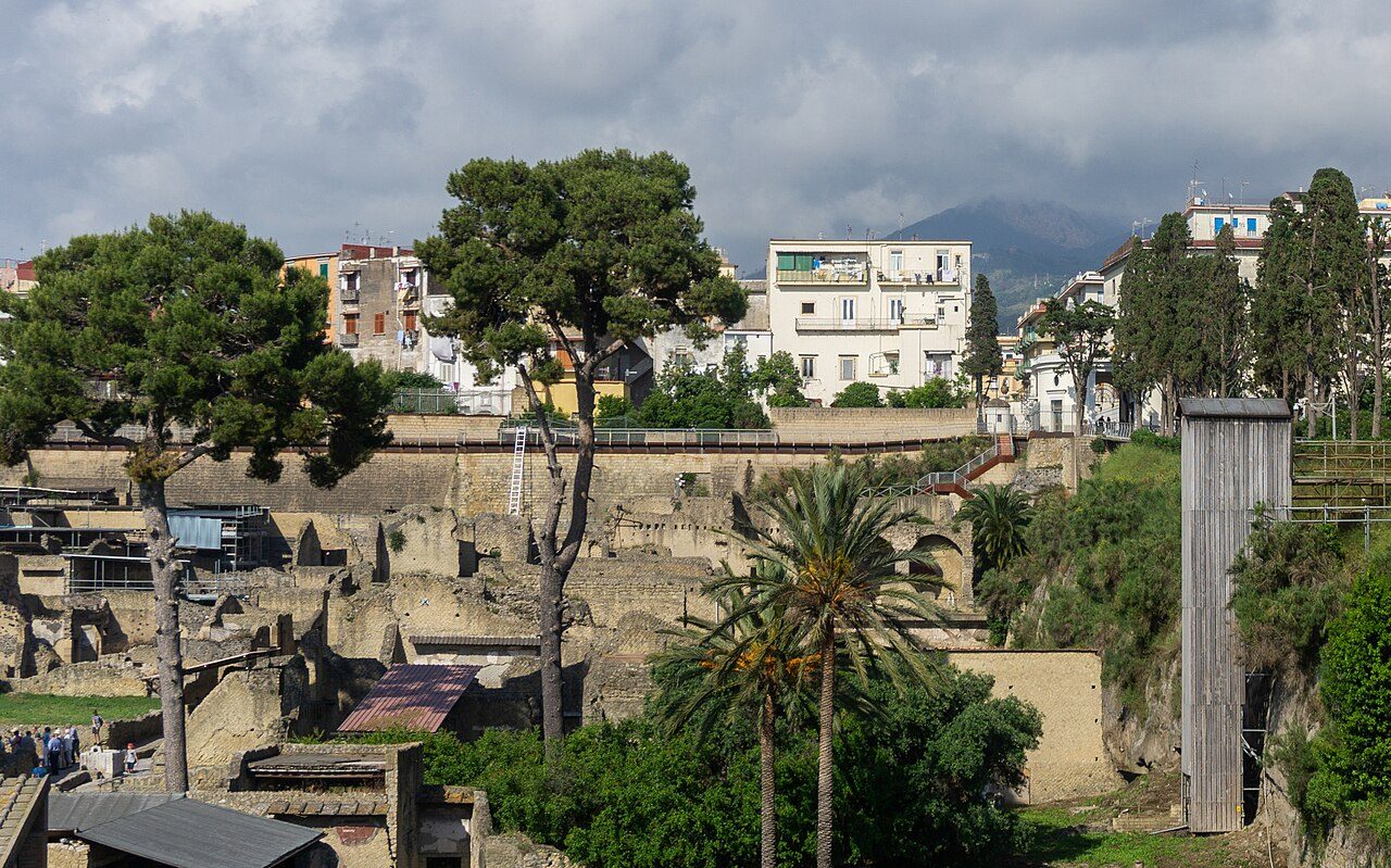 Vista del yacimiento de Herculano junto a la ciudad moderna