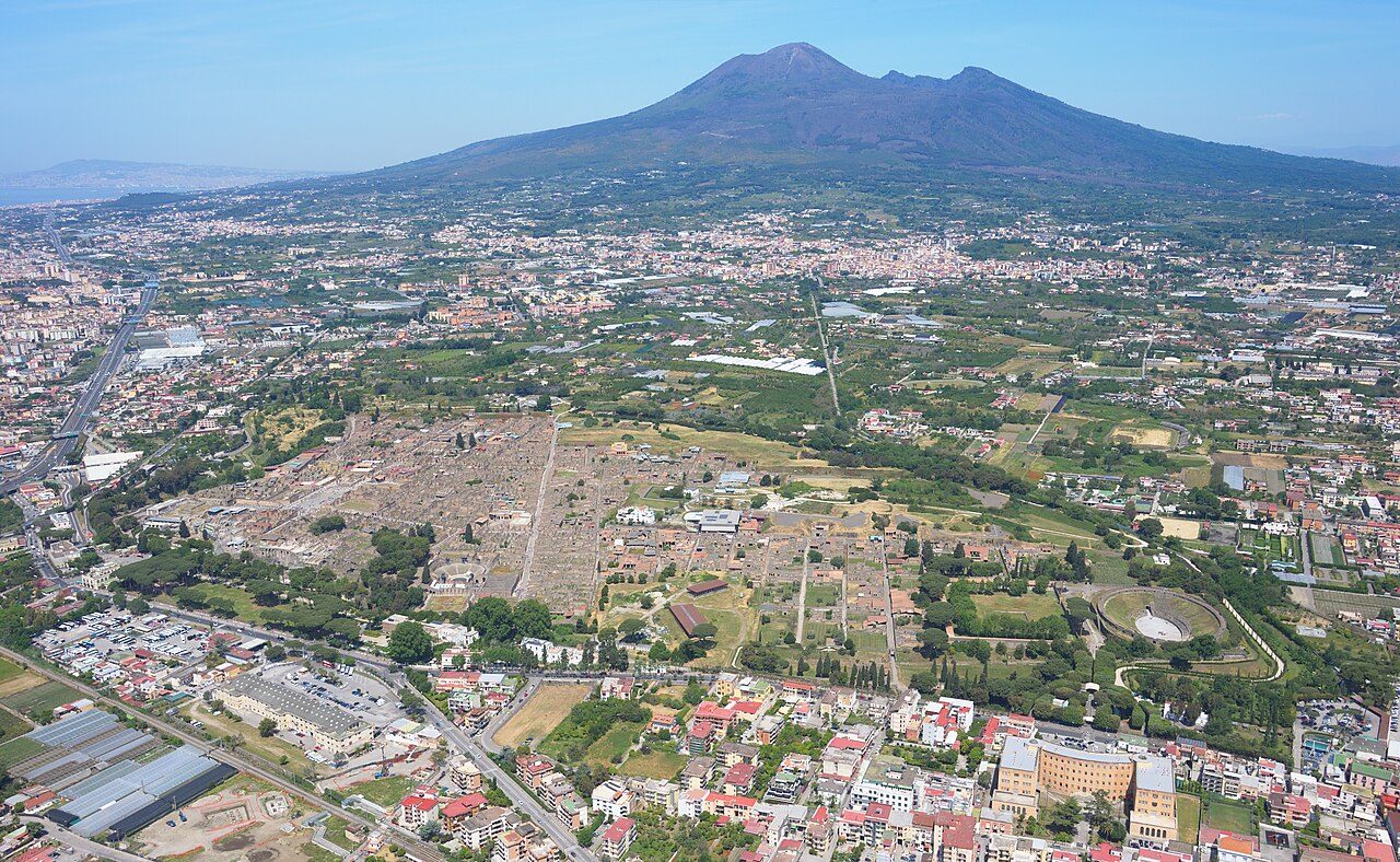 Vista del yacimiento de Herculano junto a la ciudad moderna