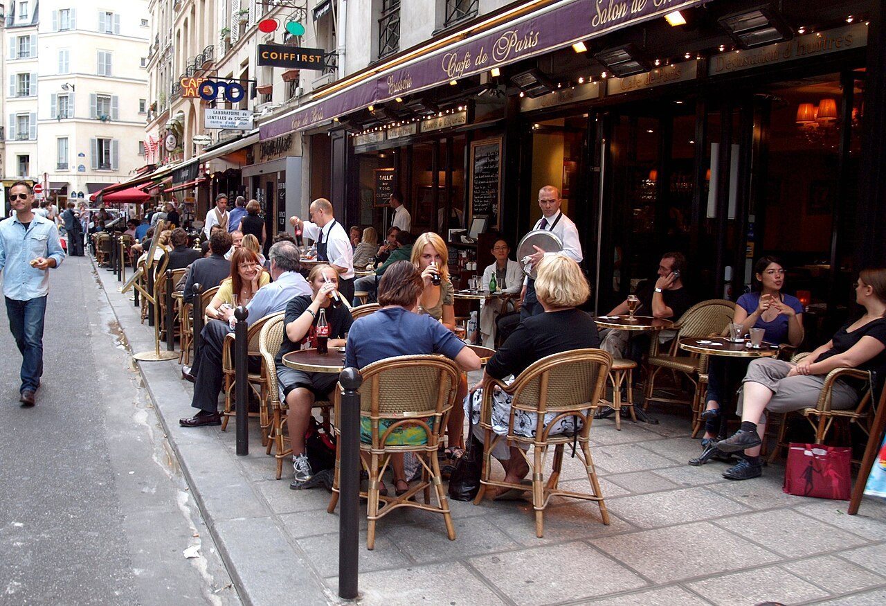 Un café y un croissant en una terraza, plan imprescindible en París