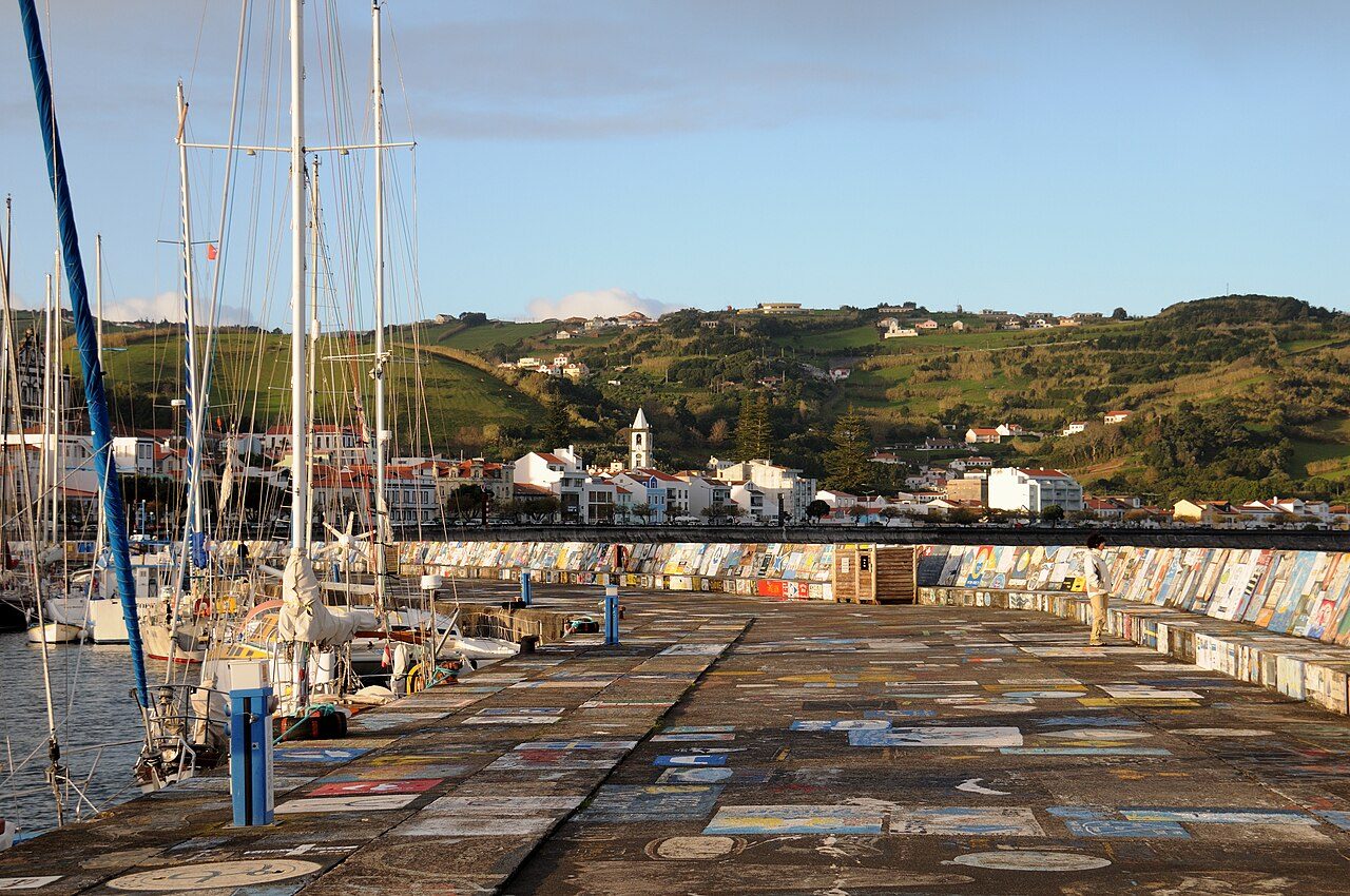 La marina de Horta, punto de encuentro de navegantes en Faial