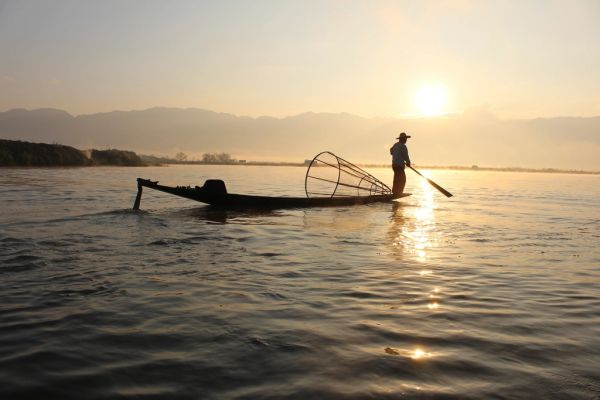 Un pescador intha remando de pie, la imagen más icónica de qué ver en Nyaung Shwe