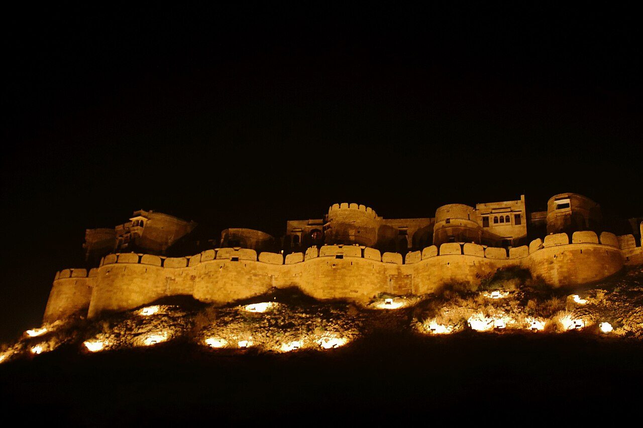 El fuerte iluminado de noche, una estampa clásica de qué ver en Jaisalmer