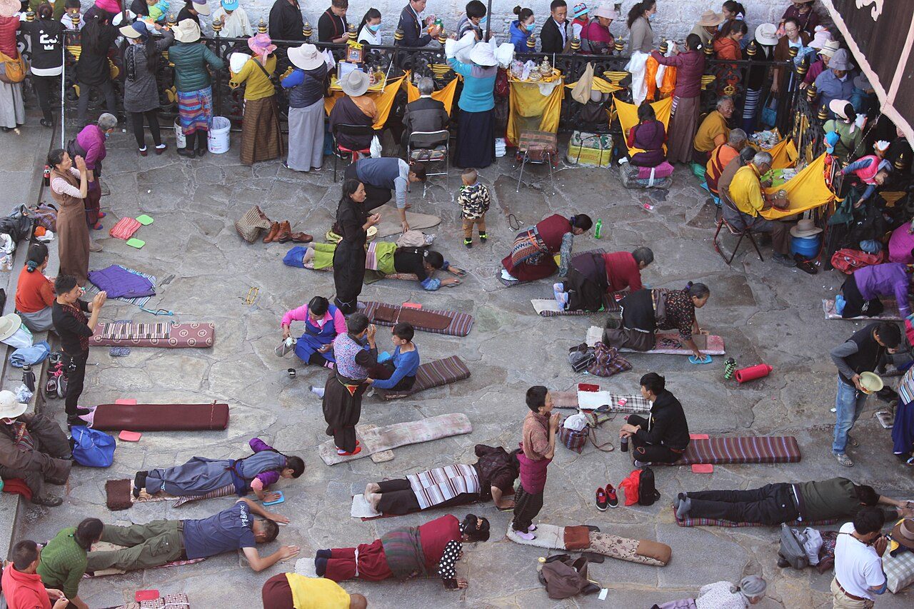 Peregrinos ante el Jokhang, uno de los planes más emocionantes que ver en Lhasa