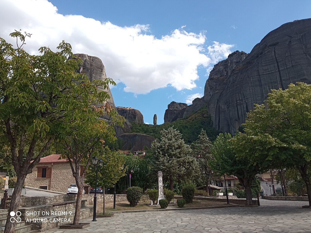 El pueblo de Kastraki al pie de las rocas, base ideal para ver Meteora
