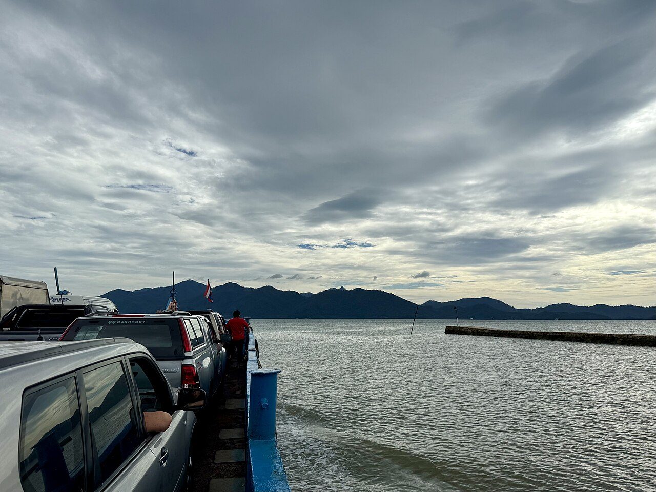 El ferry es la puerta de entrada para descubrir qué ver en Koh Chang