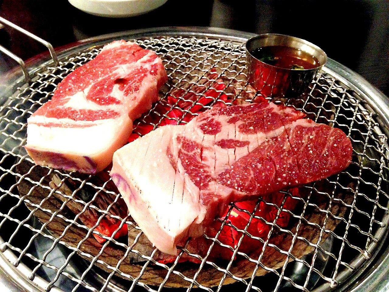 Barbacoa de cerdo negro, un imprescindible gastronómico de qué comer en Jeju