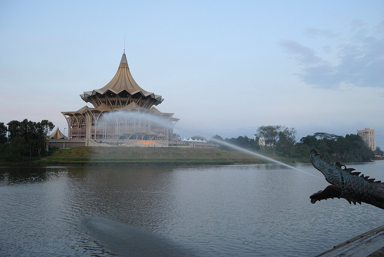Vista del río Sarawak, uno de los imprescindibles que ver en Kuching