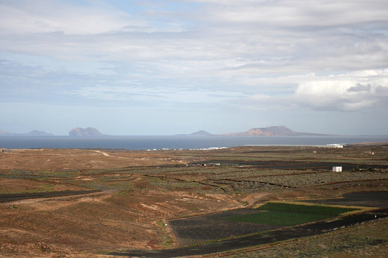 Paisaje volcánico de La Graciosa, ideal para excursiones y rutas