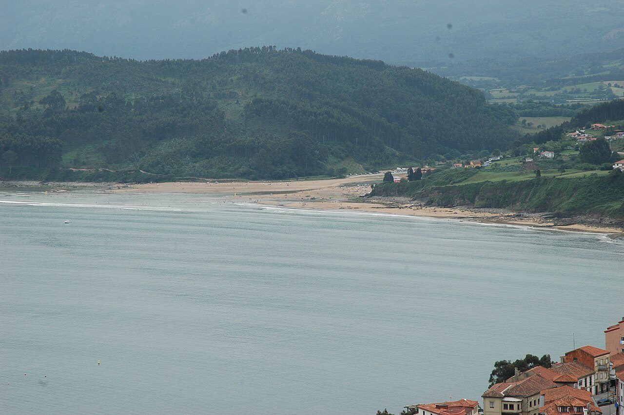 La playa de La Griega, una de las visitas imprescindibles de qué ver en Colunga