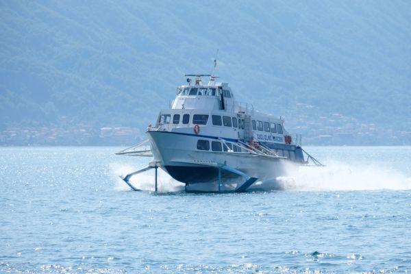 El ferry conecta los pueblos de la zona central del Lago de Como