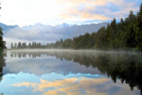 El lago Matheson refleja el Monte Cook cerca de Franz Josef