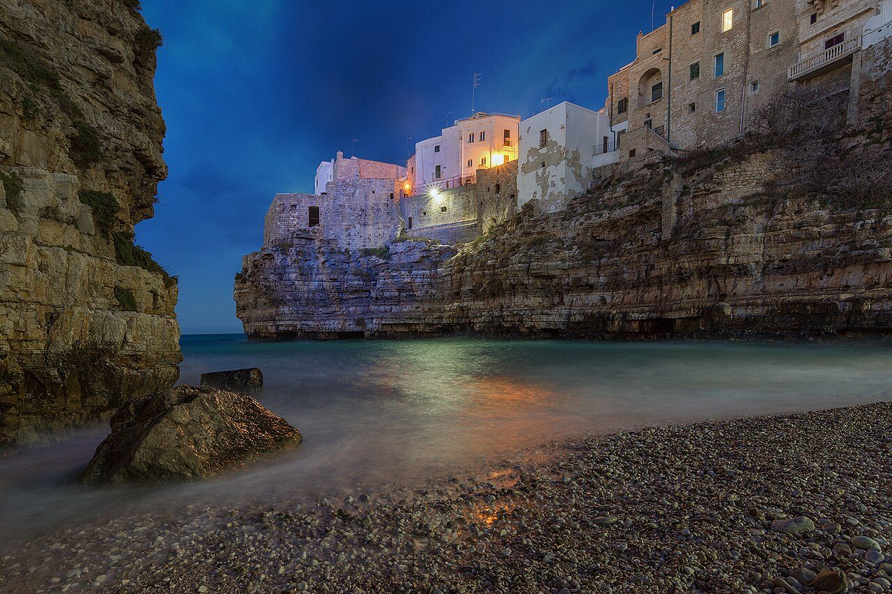 La cala de Lama Monachile, imprescindible que ver en Polignano a Mare