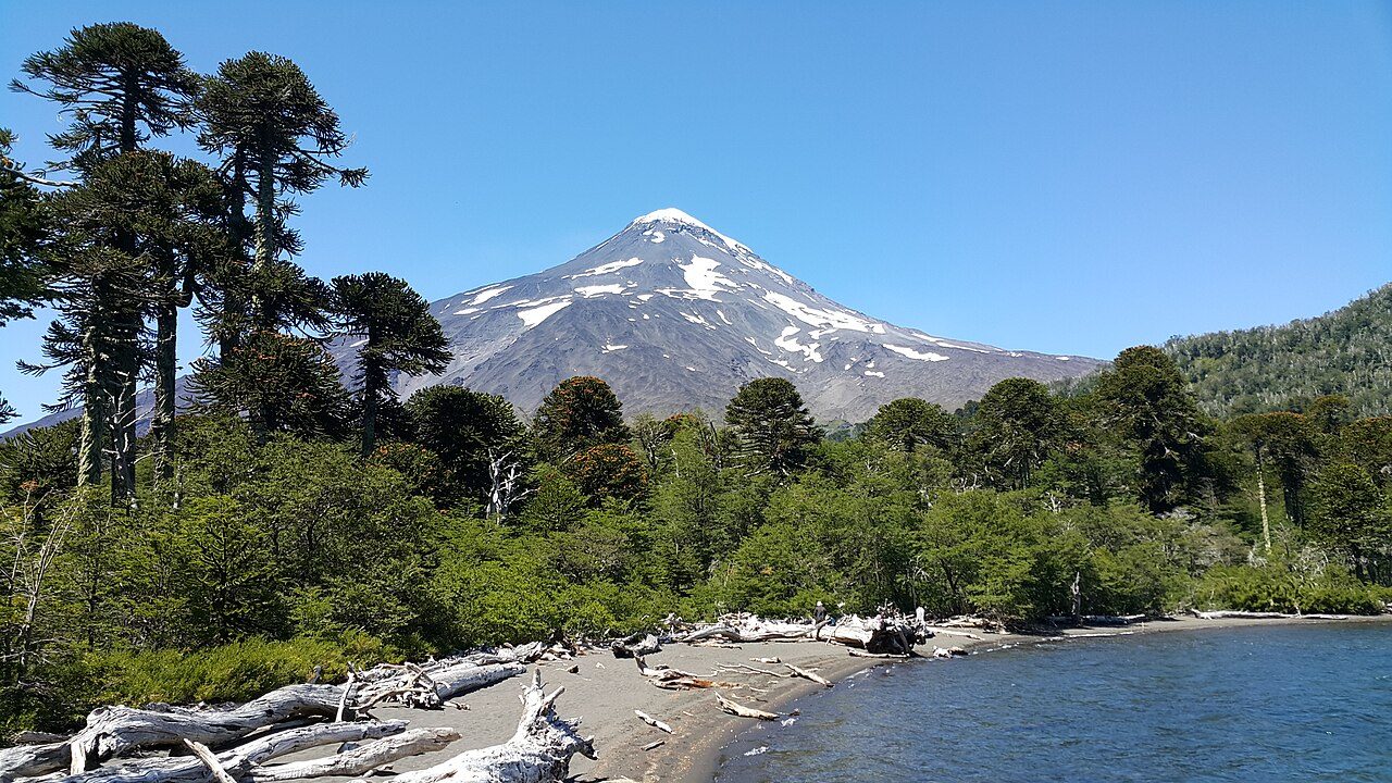 Naturaleza y aventura en San Martín de los Andes: el volcán Lanín sobre el lago Huechulafquen.