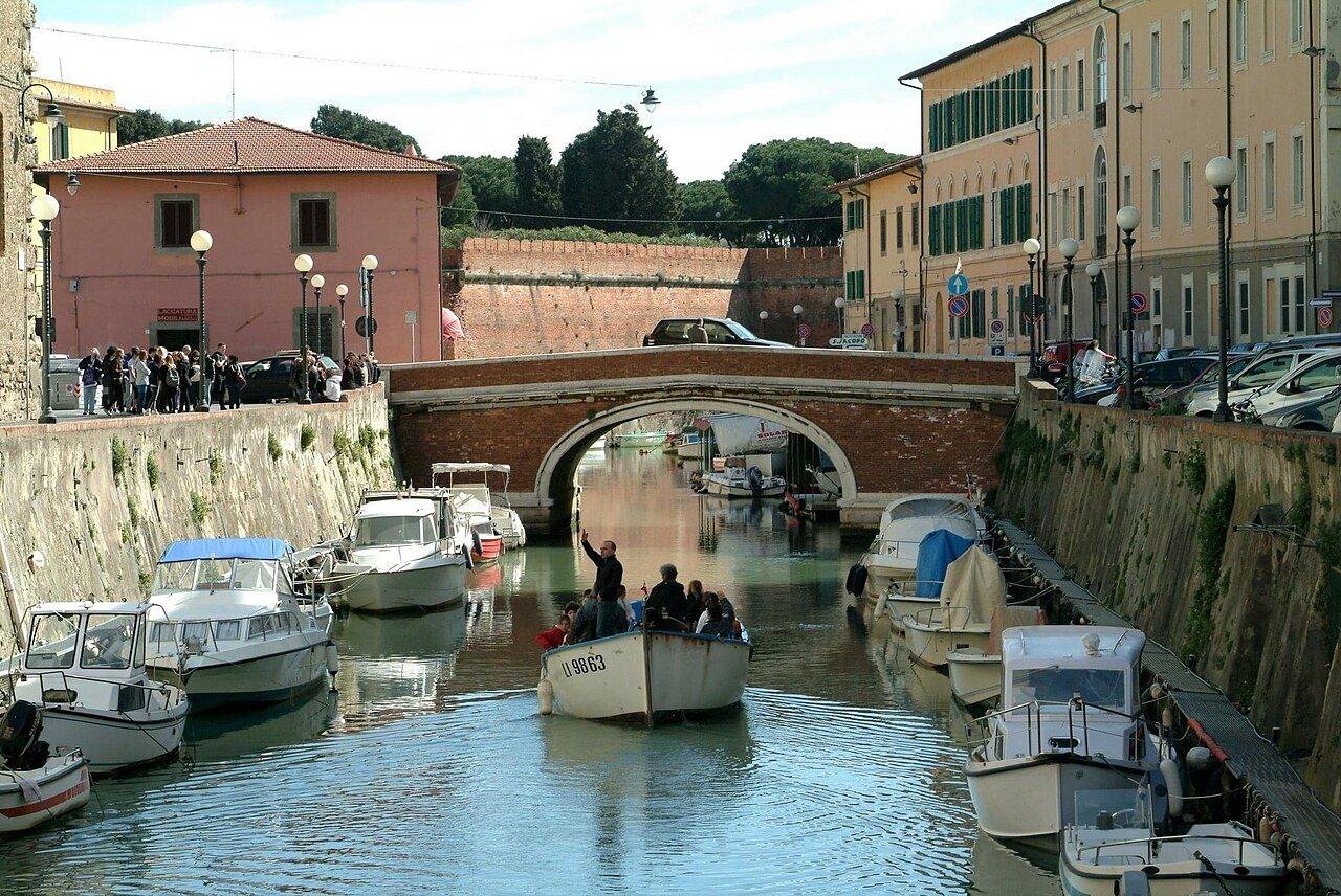 Los canales y edificios históricos del puerto, primera imagen de qué ver en Livorno