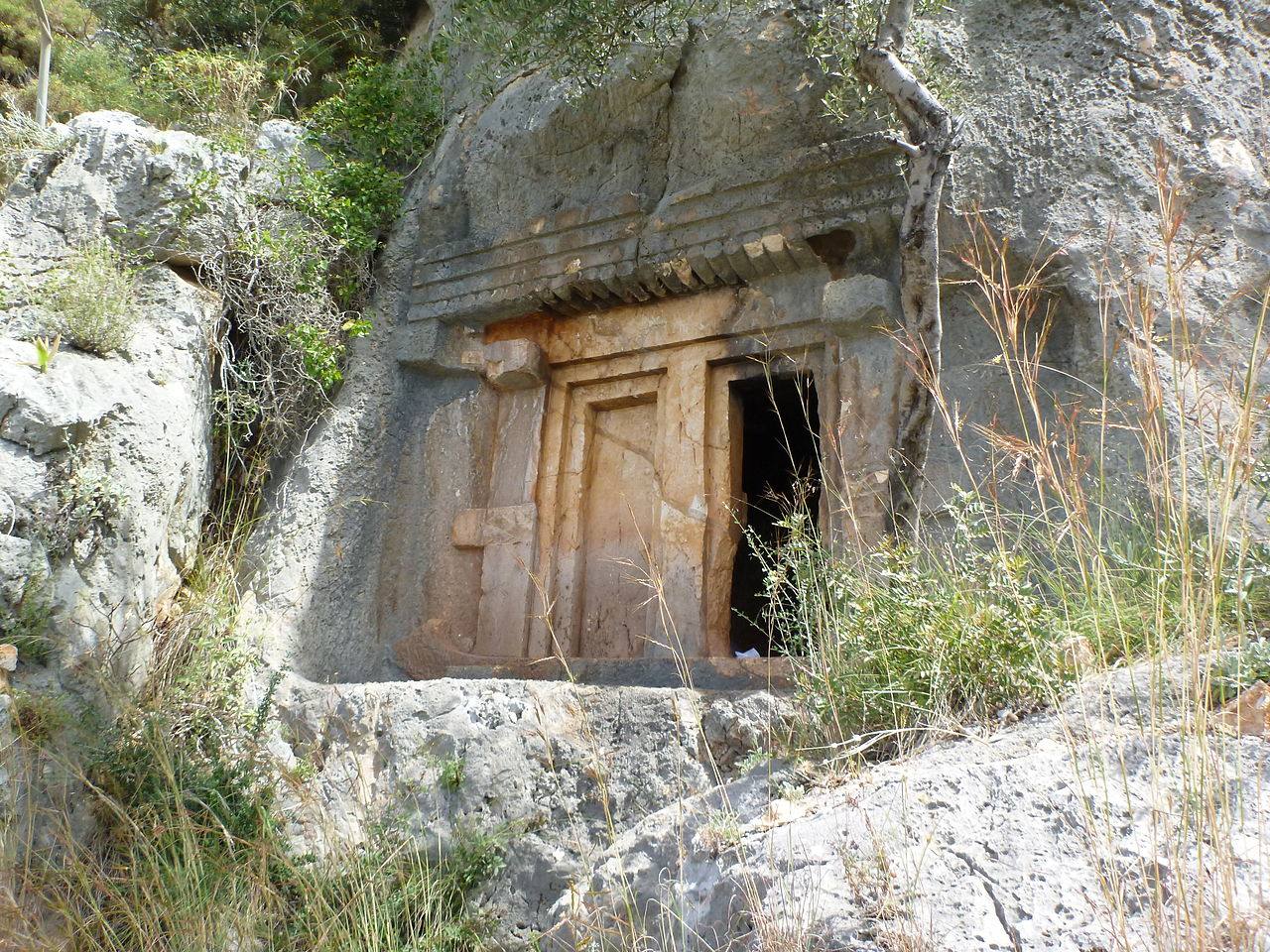 Las tumbas licias excavadas en la roca, uno de los imprescindibles que ver en Kas
