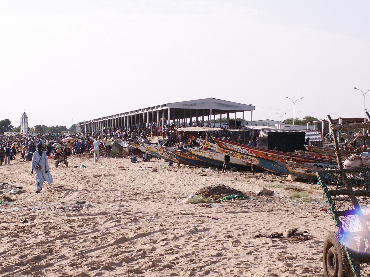Piraguas de pescadores en la playa: uno de los imprescindibles que ver en M'Bour