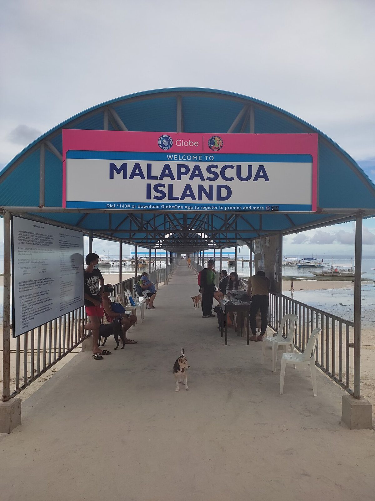 Llegada en barco al muelle de Logon, la puerta de entrada a Malapascua