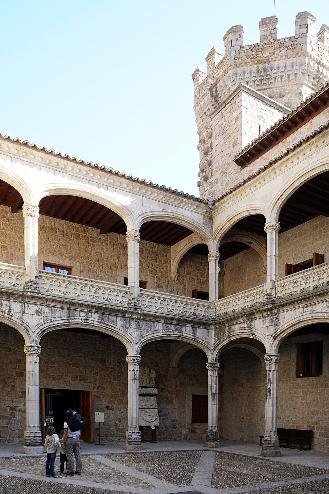 Patio central del castillo, uno de los rincones más bonitos que ver en Manzanares El Real