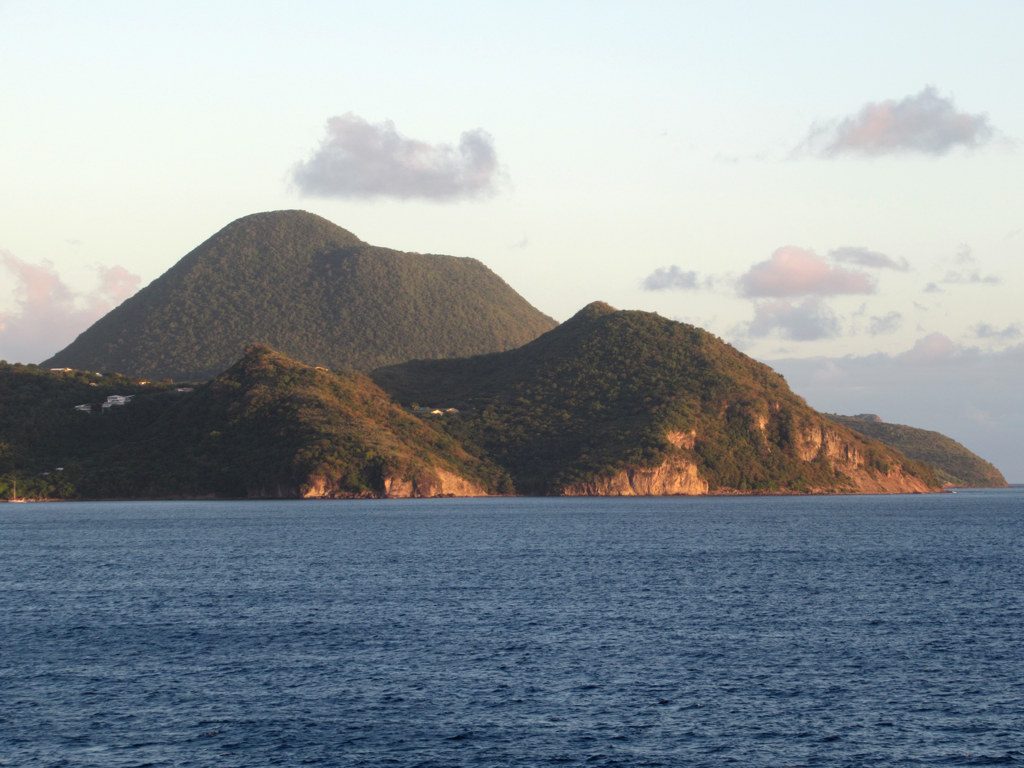 Vista aérea de la costa cerca de Les Trois Ilets, en Martinica