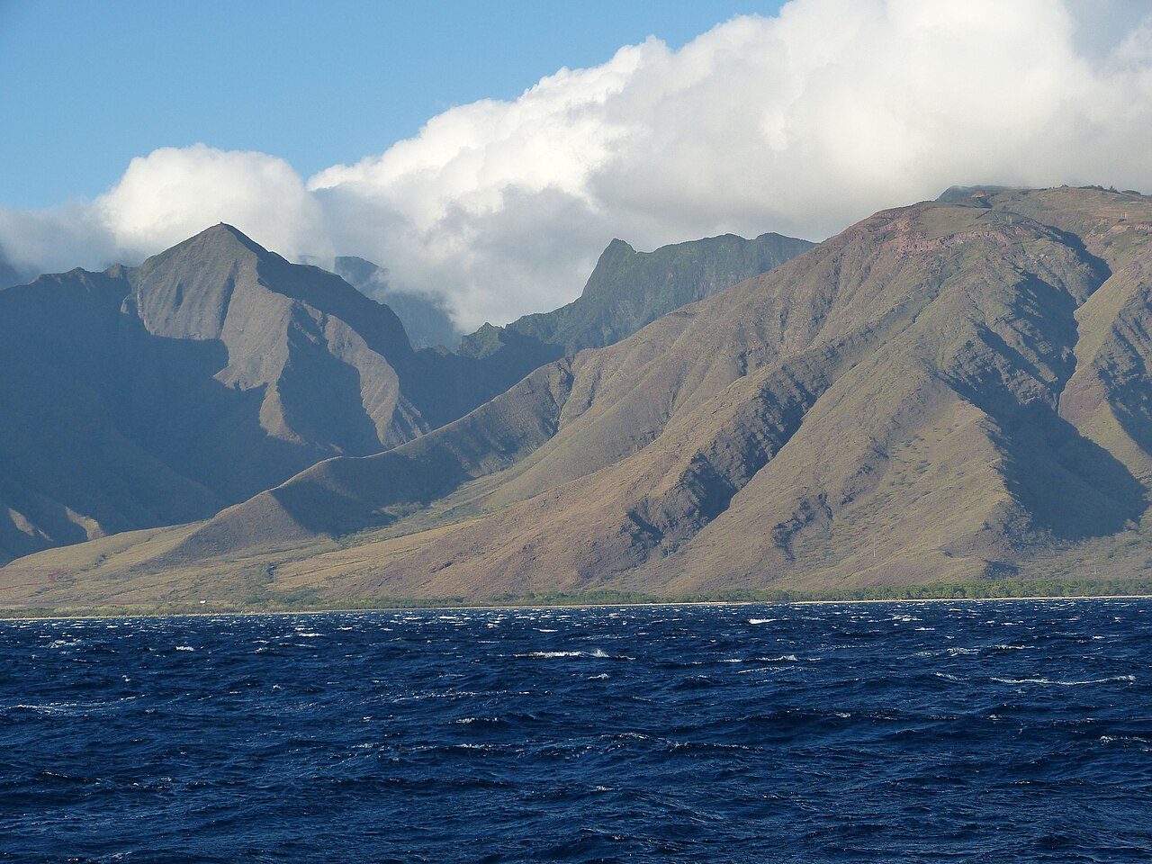 Vista aérea de la costa de Maui, un imprescindible que ver en Hawái
