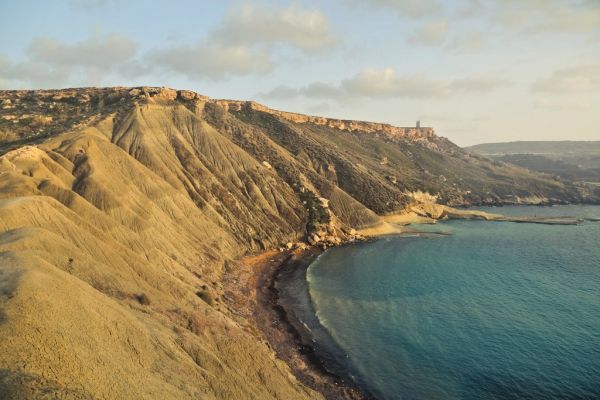 Qué ver en Mellieħa: su gran playa de arena y la bahía del norte de Malta