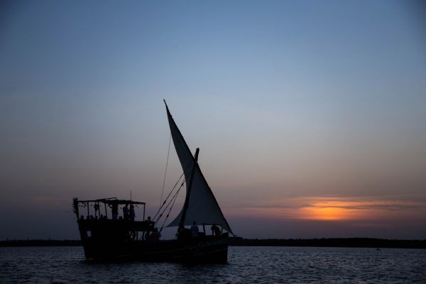 Paseo en dhow por Mida Creek, uno de los planes que ver en Watamu al atardecer