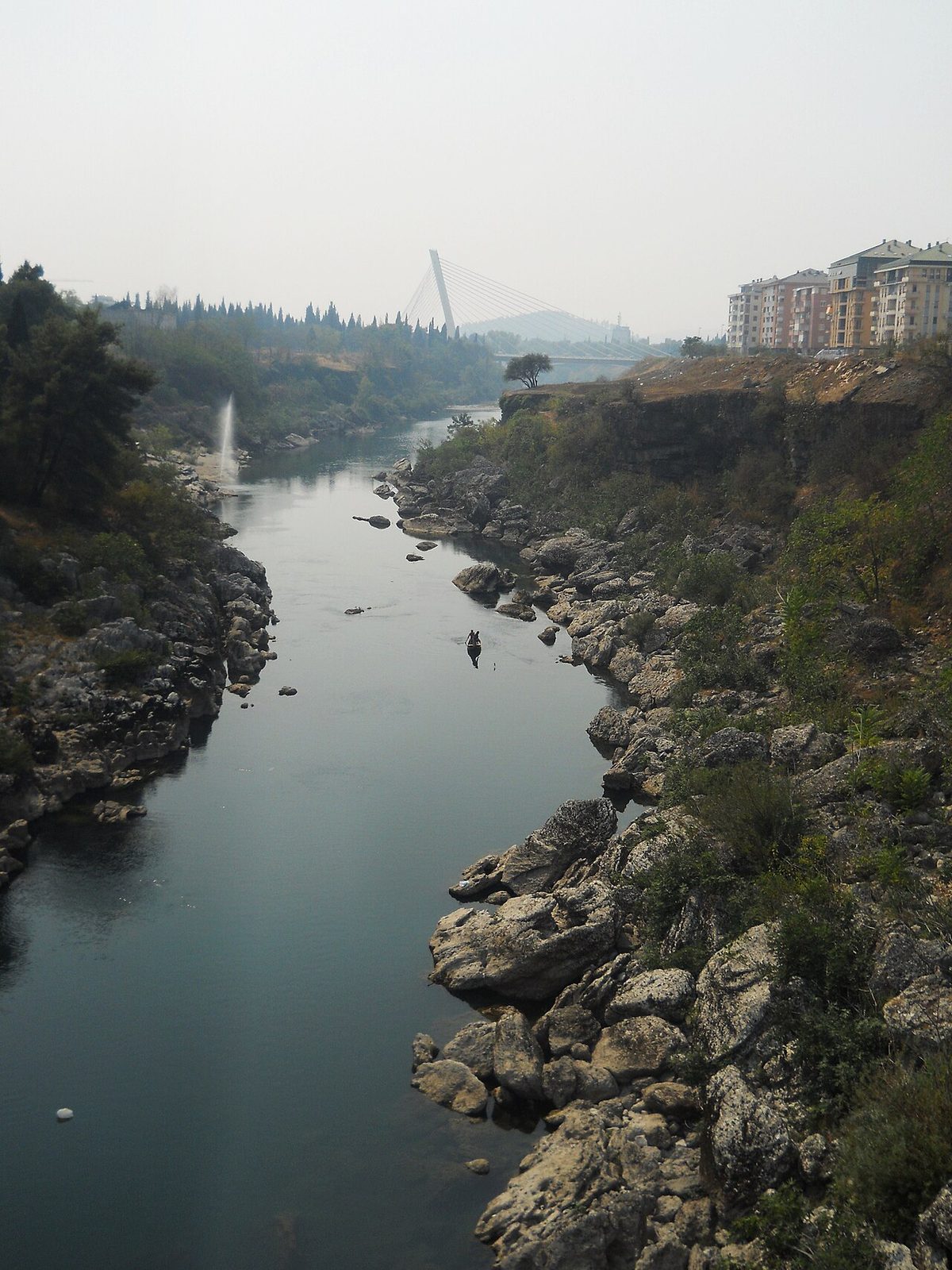El Puente del Milenio sobre el río Morača, otro clásico de qué ver en Podgorica