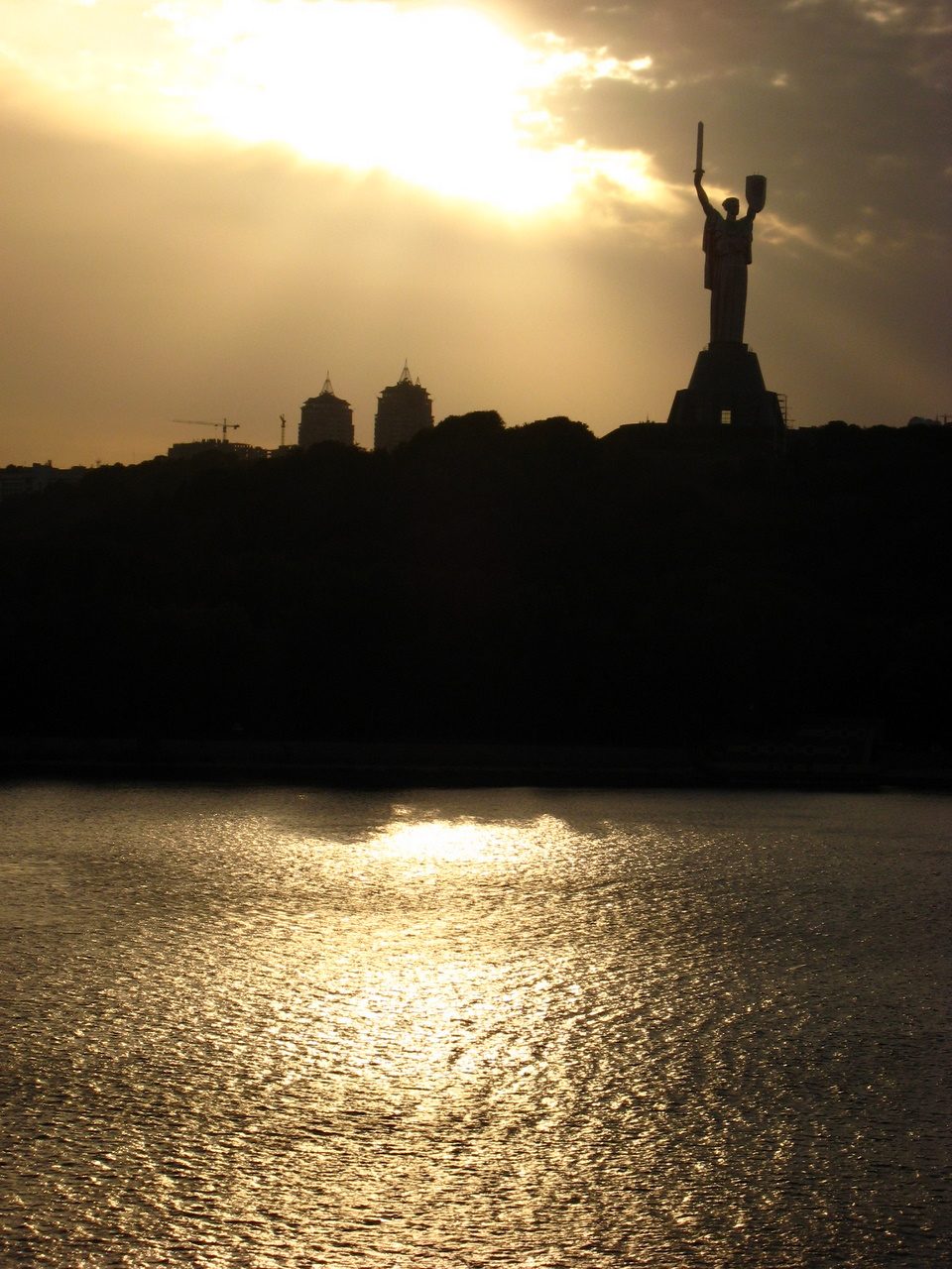 La Estatua de la Madre Patria y su museo bélico, entre los grandes museos que ver en Kiev.