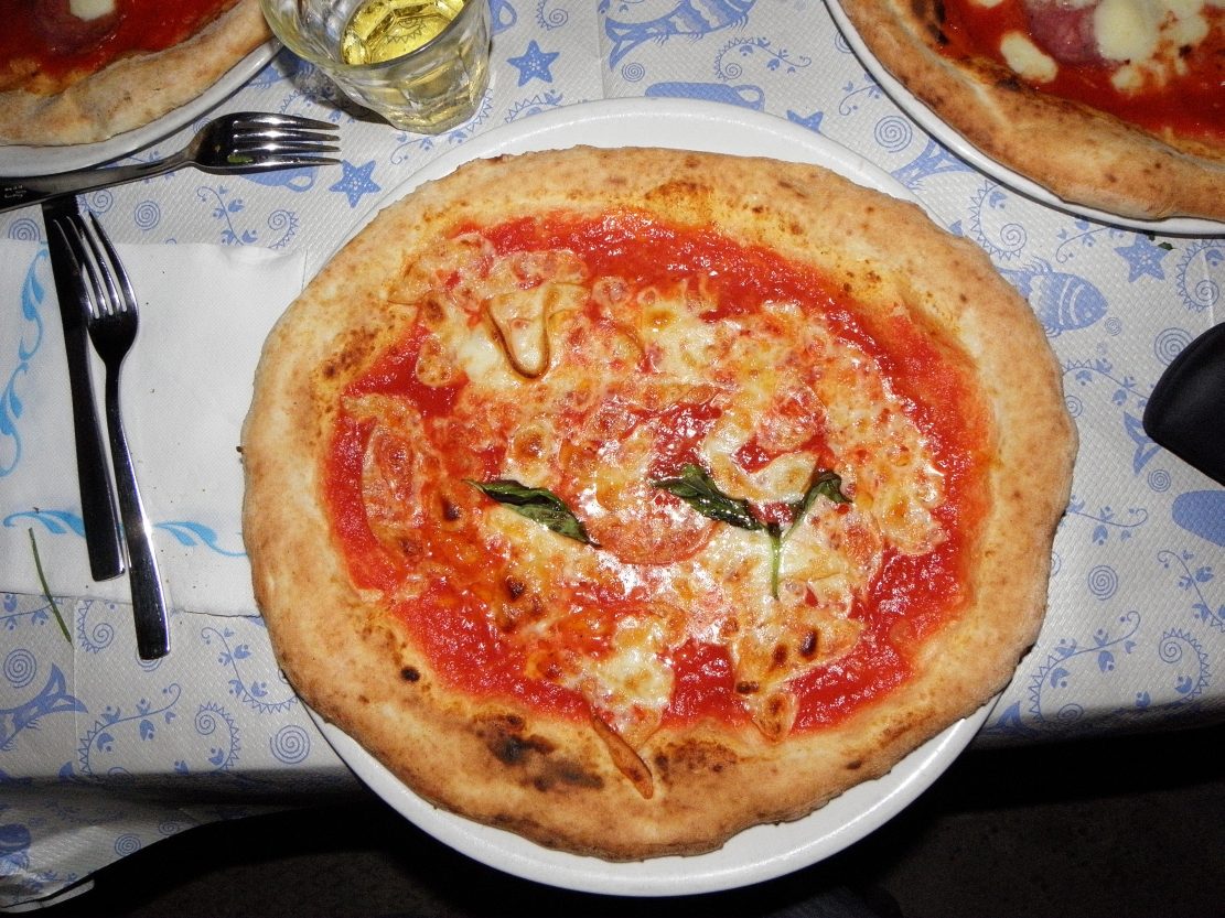 La pizza napolitana, imprescindible de la gastronomía que probar en Ischia