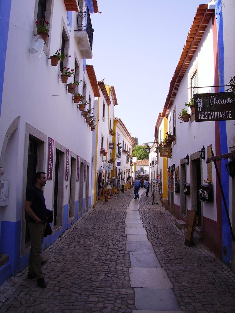 Vista del pueblo amurallado de Óbidos, uno de los lugares imprescindibles que ver en Portugal
