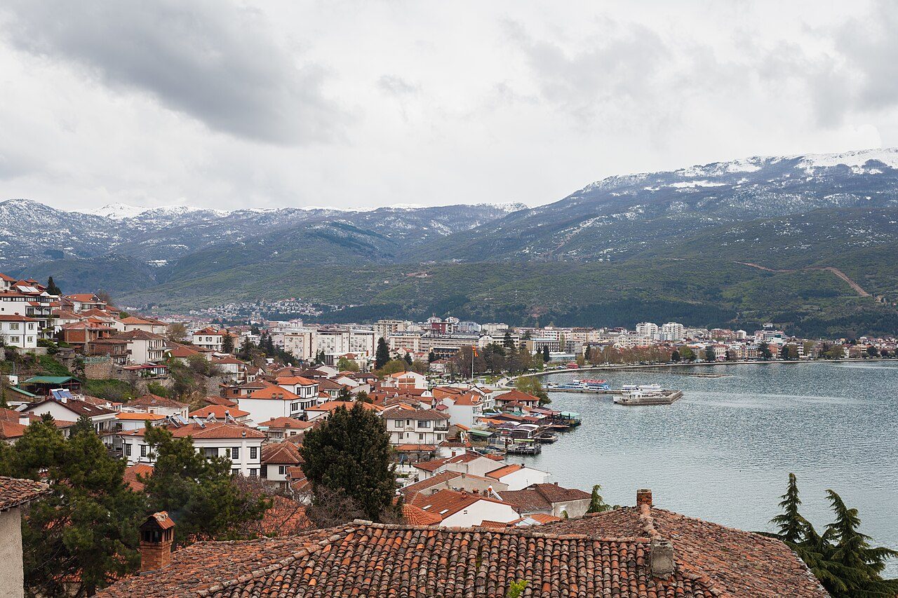 Vistas del lago desde la ciudad vieja: uno de los grandes atractivos de qué ver en Ohrid
