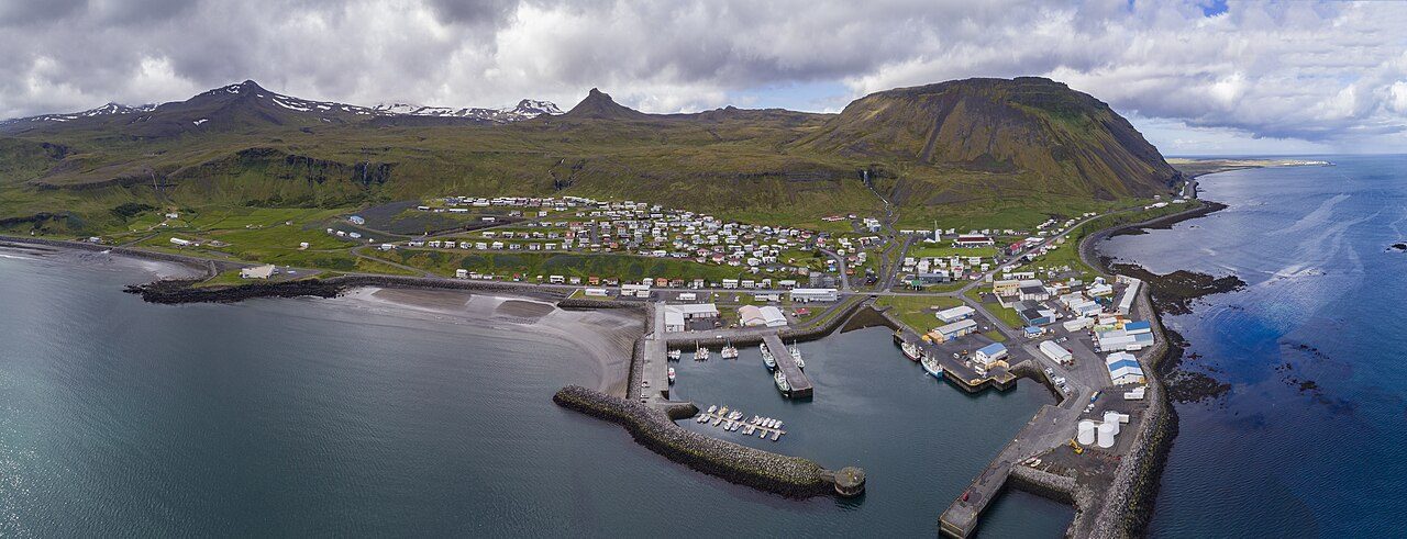 Vista del puerto de Olafsvik, punto de partida para descubrir qué ver en Olafsvik
