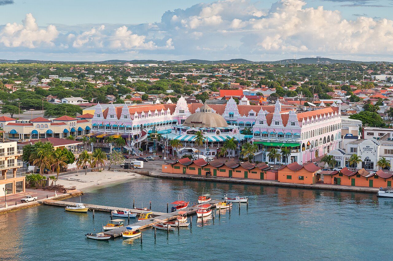Las coloridas fachadas del centro de Oranjestad, capital de Aruba