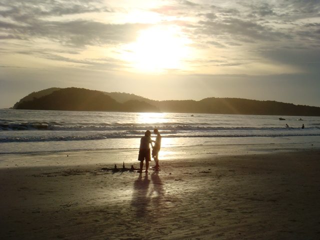 Atardecer en la playa de Cenang, una de las estampas clásicas que ver en Langkawi