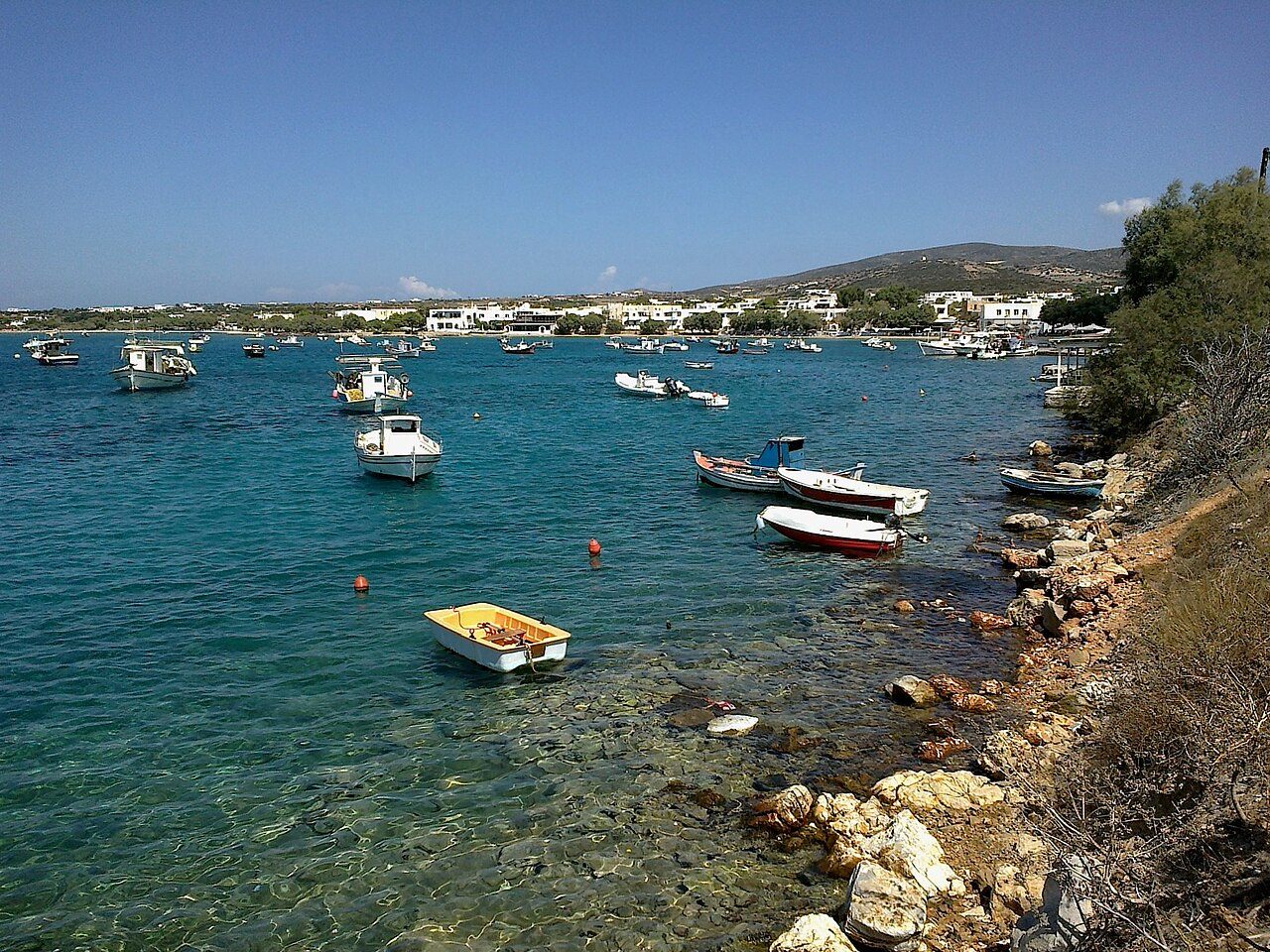 Llegada en ferry al puerto de Parikia, la puerta de entrada a Paros