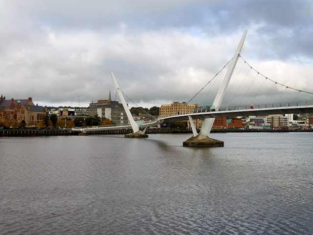 El Peace Bridge sobre el río Foyle, uno de los lugares más fotografiados que ver en Londonderry