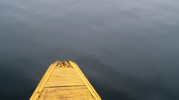 Barcas de colores en el lago Phewa, uno de los imprescindibles que ver en Pokhara