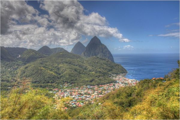 Las Pitons vistas desde la costa, la excursión estrella cerca de Castries