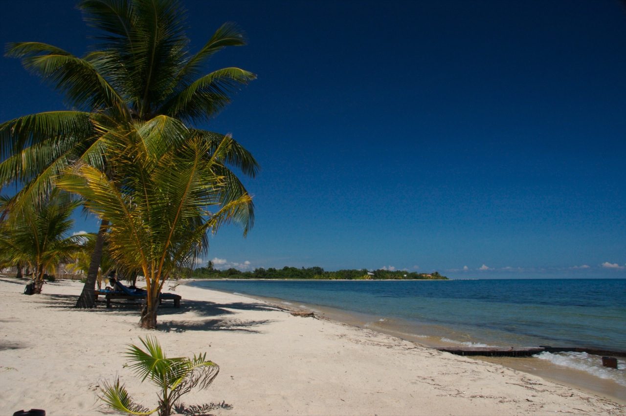 Playas de arena blanca en Placencia, uno de los mayores atractivos que ver en Placencia