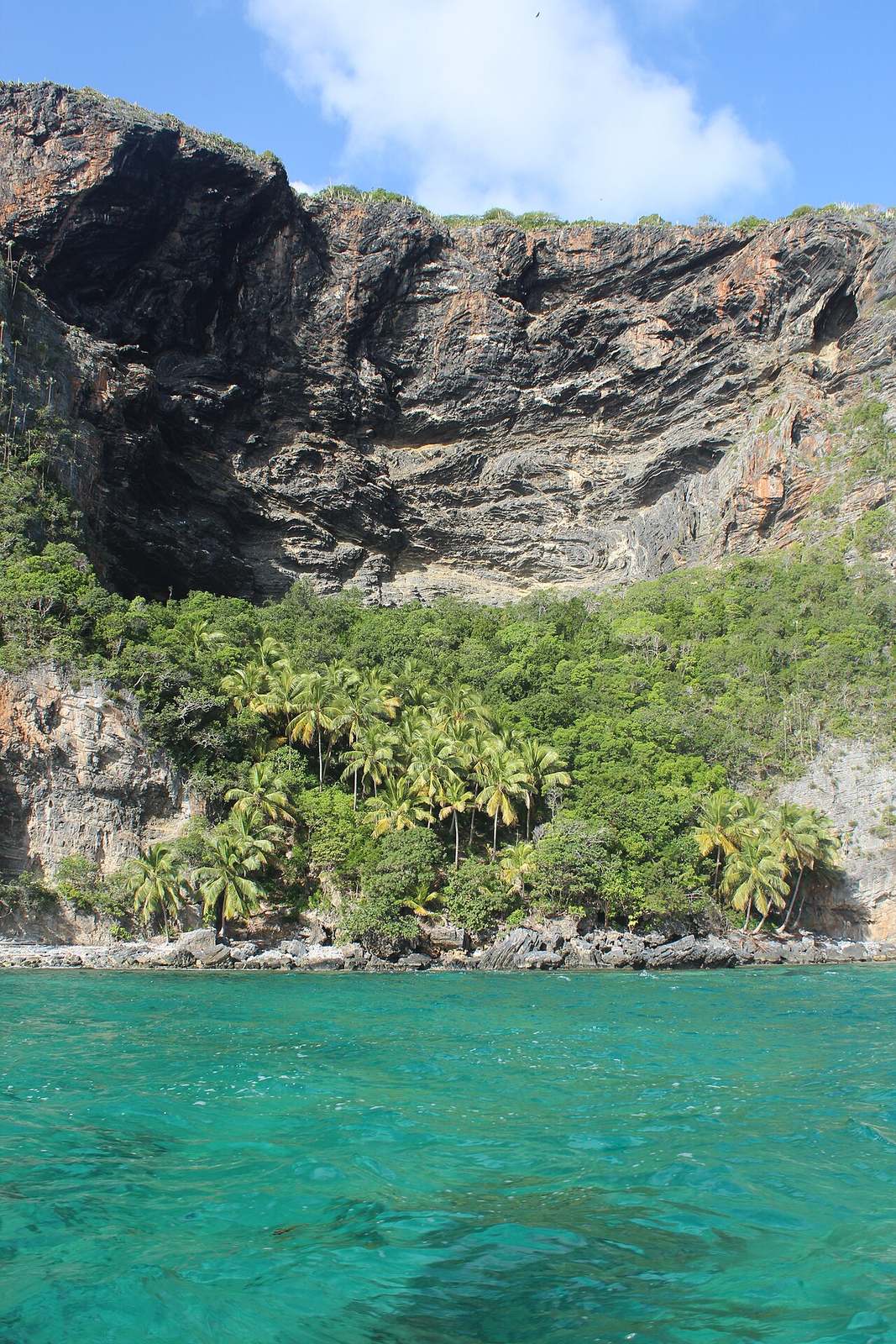 Playa Frontón, una de las playas imprescindibles que ver en Las Galeras entre acantilados