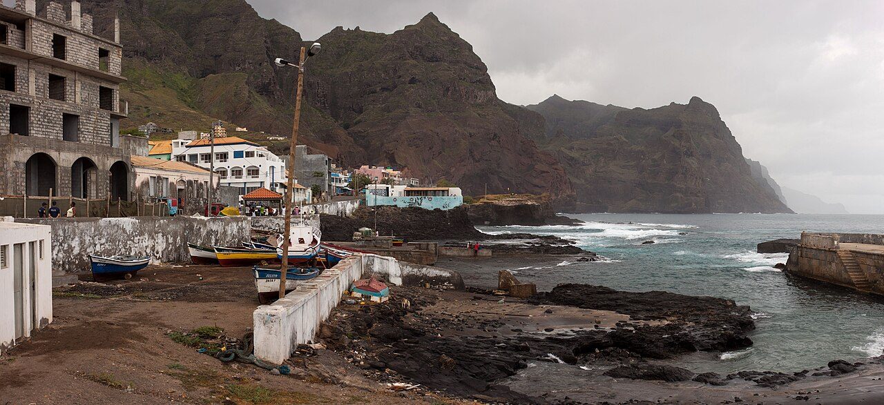La costa de Ponta do Sol, punto de partida de rutas cerca de Ribeira Grande