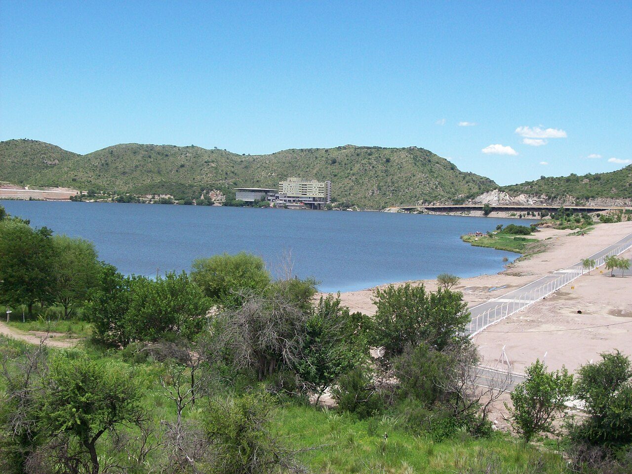 El lago serrano, lo primero que ver en Potrero de los Funes